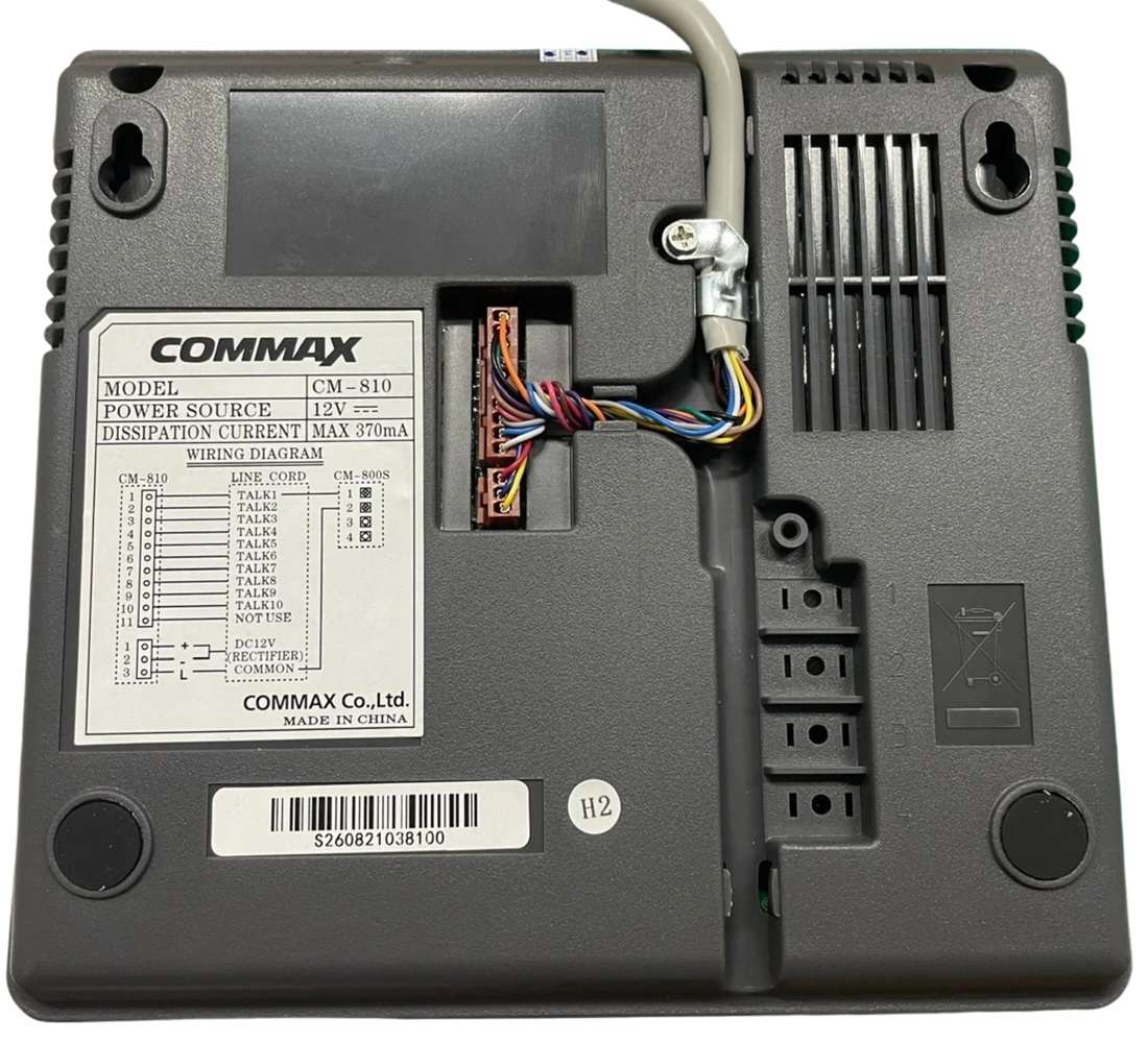 Mặt sau Commax CM-810 với đầu nối nguồn và đường dây intercom